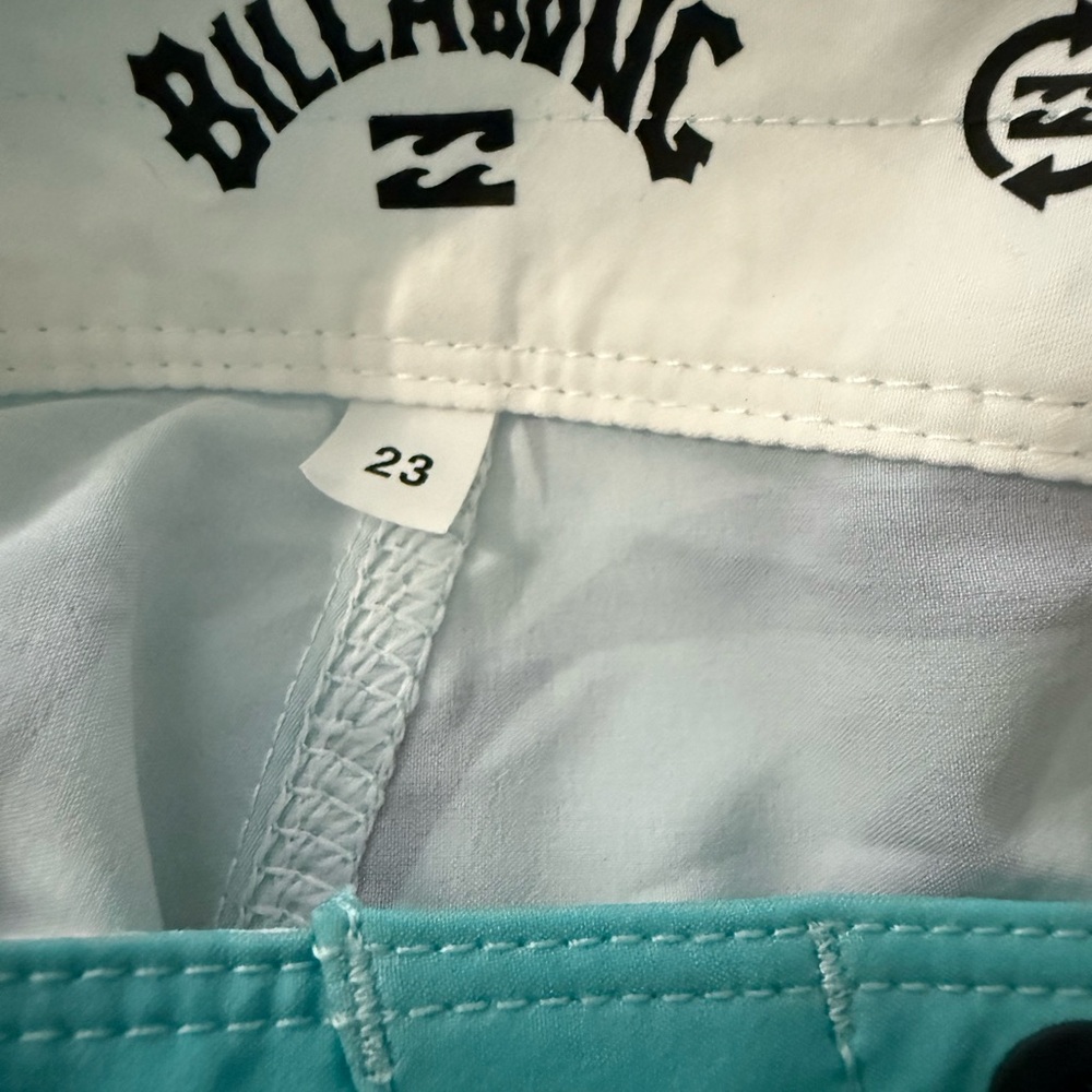 Billabong Boys Aqua and Navy Palm Swim Shorts
US 7/8 slim - Picture 6 of 6